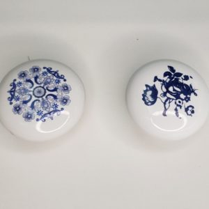 Puxadores em porcelana branca com desenhos azuis.