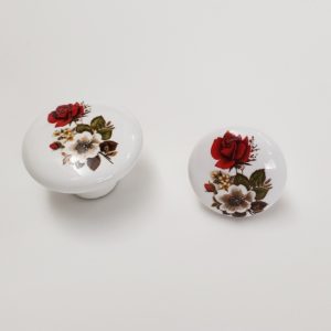 Puxador em porcelana branca com flores vermelhas