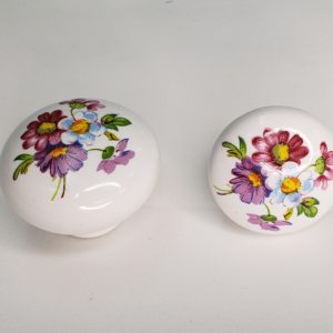 Puxador em porcelana com flores.
