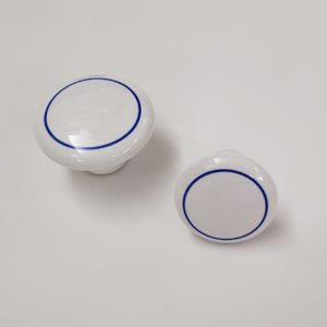 Puxador em porcelana aro azul