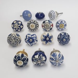 Puxadores indianos tons de azul.